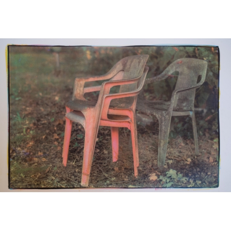 Plastic stoelen, uit de serie "kindertehuis"