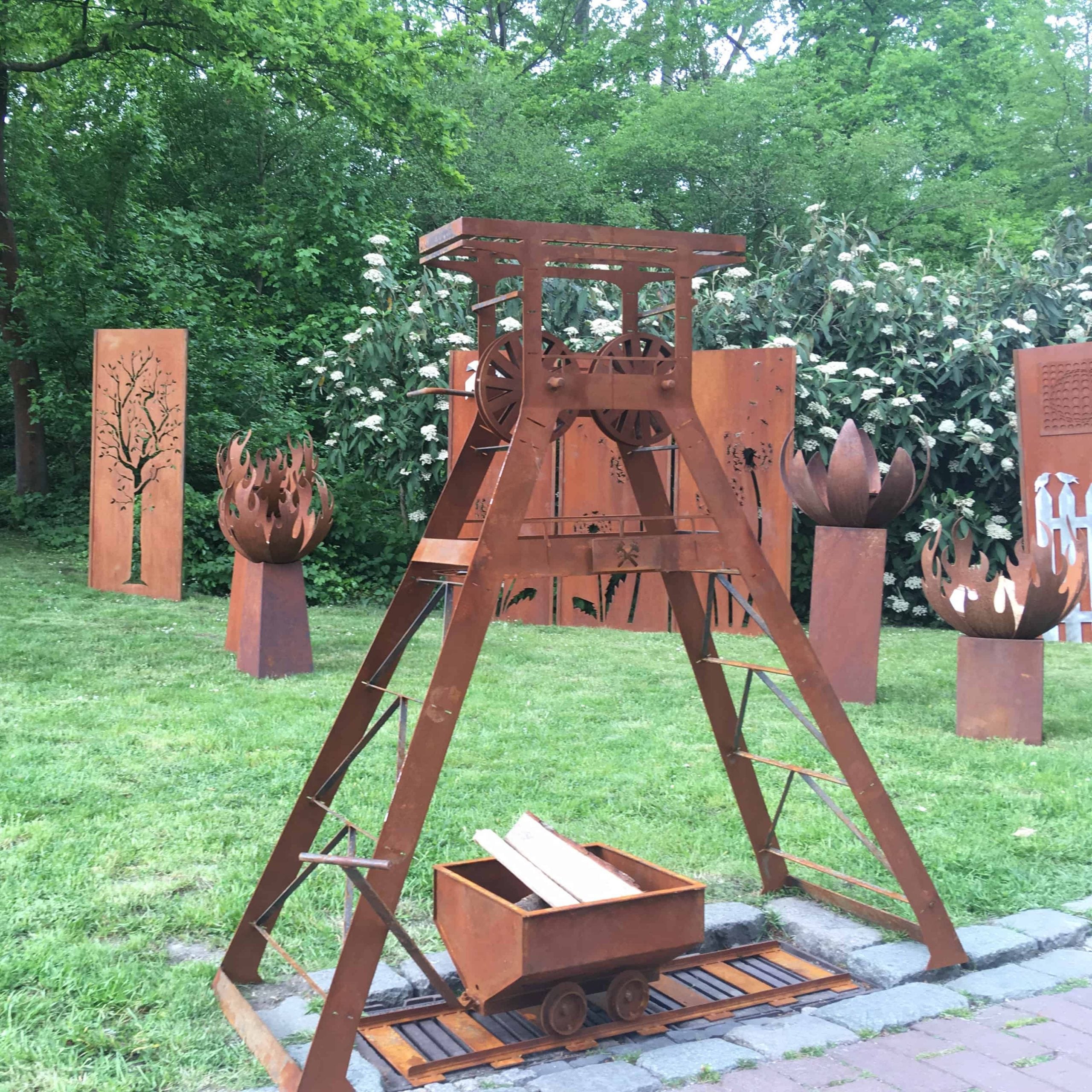 Inheems slagader beneden Duitse mijnbouwtoren in het Ruhrgebied - Buiten Barbecue Houtskoolgrill -  Tuinornament van Stefan Tarloc