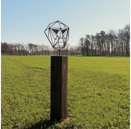 Drahtskulptur für den Außenbereich - Drahtmaske auf einem Sockel aus oxidierter Eiche - einzigartiges Ornament