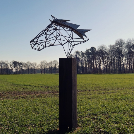 Drahtskulptur für den Außenbereich - Drahtpferd auf einem Sockel aus oxidierter Eiche - einzigartiges Ornament